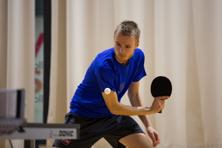 Defensivspieler Niklas Klein (CVJM Unterasbach/BTTV) beim Abwehrschlag mit der Rückhand. (©Fabig)
