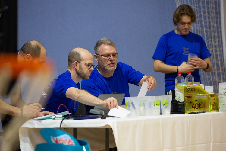 Die Turnierleitung um René Rammenstein und Carsten Matthias hatte alle Hände voll zu tun. (©Fabig)