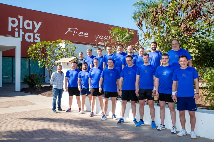 Gespielt wurde in der modernen Sporthalle des Playitas Resorts. Bevor es losging, versammelten sich die Teilnehmer noch für ein Gruppenfoto vor der Spielstätte. (©Fabig)