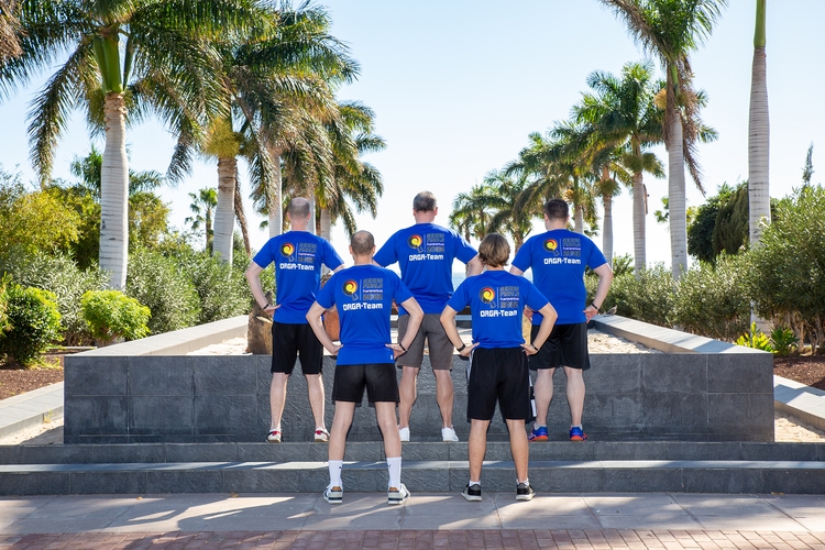 Auch in diesem Jahr gab es wieder einheitliche Eventshirts, hier mit zusätzlichem Schriftzug vom Orga-Team unter Palmen präsentiert. (©Fabig)