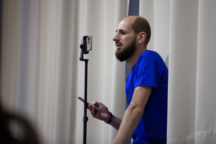 Walter Dörling bereitete die Handykamera vor, die Series Finals konnten erstmals über einen Livestream auf der myTischtennis-Facebook-Seite verfolgt werden. (©Fabig)