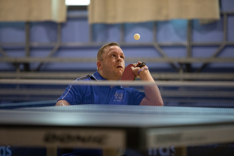 Konzentration beim Aufschlag: Fabian Spatz (TTC Berkum/TTVN). (©Fabig)