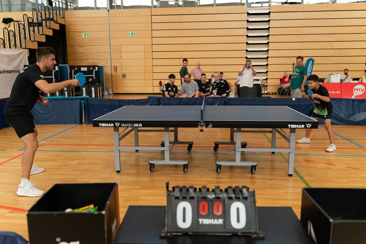 Nach dem TTBL-Spiel zwischen Saarbrücken und Bergneustadt am Samstag, das auch zum Rahmenprogramm zählte, schauten die TIBHAR-Vertragsspieler Darko Jorgic und Eduard Ionescu noch beim STC-Finale vorbei. (©Fabig)