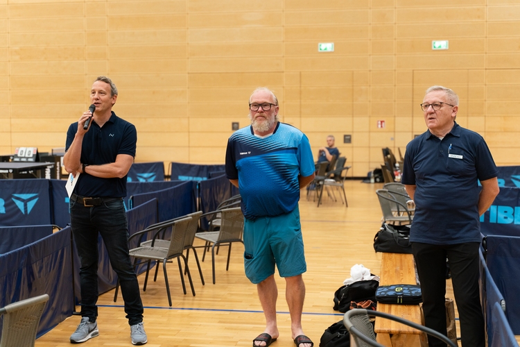 Jens Hecking der myTischtennis GmbH (links), Achim Krämer von TIBHAR (Mitte) und Oberschiedsrichter Harry Stutz (rechts) begrüßten die 80 Mannschaften. (© Fabig)