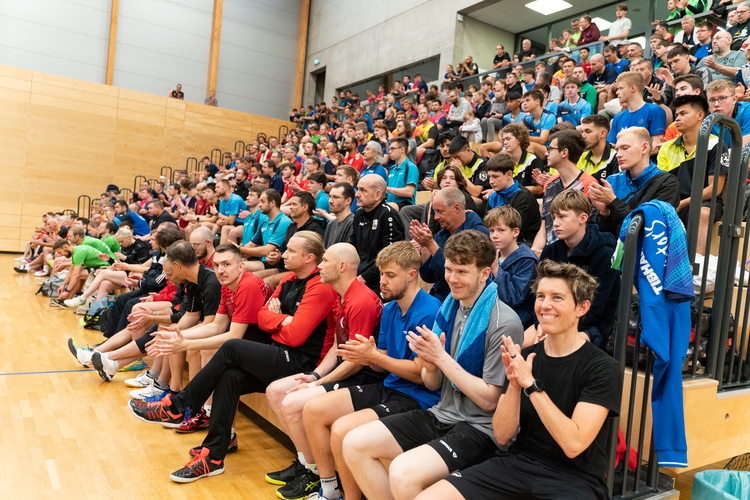 Die zahlreichen Teilnehmer auf der Tribüne freuten sich auf den Turnierstart. (© Fabig)