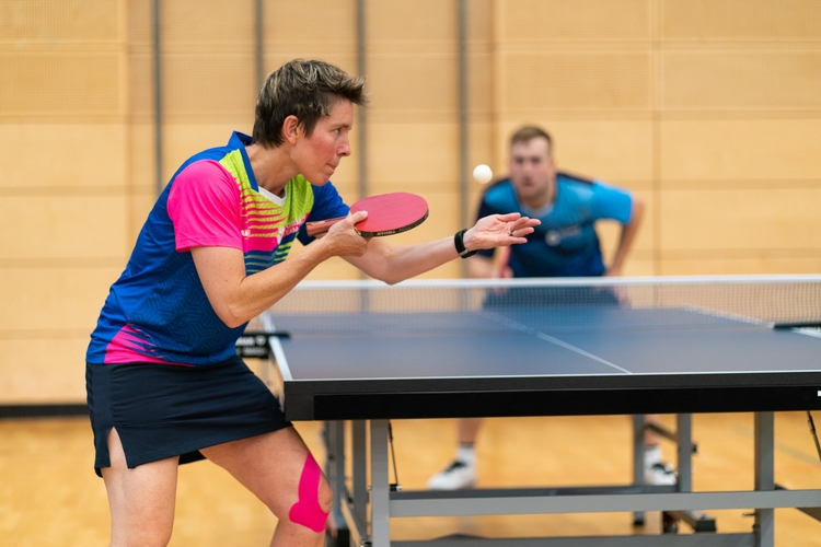 Augen auf den Ball! Auch Tanja Krämer, die frischgebackene Deutsche Meisterin im Mixed-Doppel 2025, schmetterte für das Favoriten-Team "The T-Crew" mit. (© Fabig)