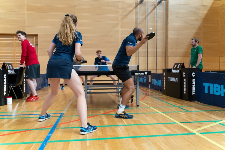 Auch Mixed-Paare gingen an den Tisch - denn beim Sommer-Team-Cup können Teams unabhängig von Geschlecht und Vereinszugehörigkeit gebildet werden. (© Fabig)