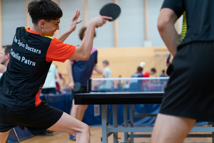 Catalin Patru von "The Spin Doctors" macht seinem Teamnamen alle Ehre und bringt Spin in den Ball. (© Fabig)