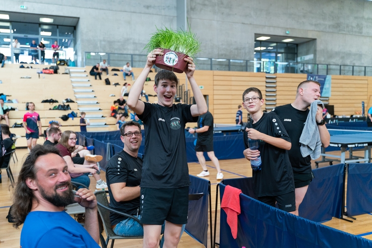 Die Maskottchen-Pflanze vom Team "Mc SCHNITTlauch" durfte bei keinem Jubel fehlen. (© Fabig)