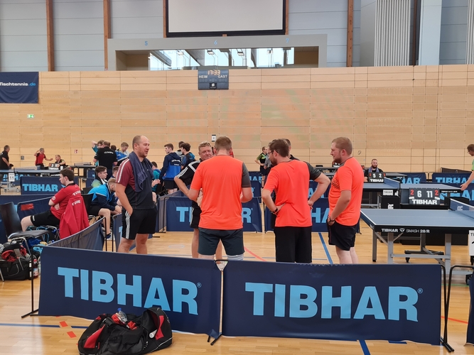 Die Teams begrüßten sich vor jedem Spiel. Zudem wurde viel gecoacht. (©FKT)