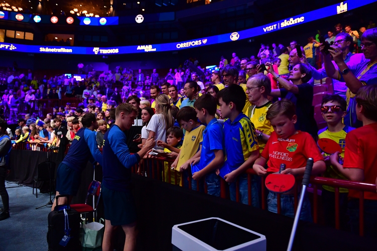 Beginnen wollen wir unsere kleine Reise durch die Team-EM in Malmö mit den Fans. Bis zur K.-o.-Runde war die Halle noch leer. (©ETTU)