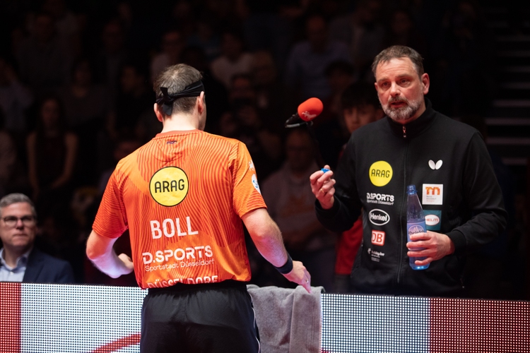 Doch Simon Gauzy erwies sich als harter Brocken. Nach einem mit 1:11 verlorenen ersten Satz hatte Danny Heister ein paar Tipps für das Geburtstagskind (©Fabig)