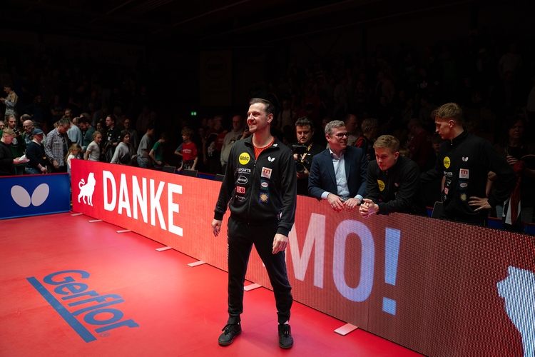 Der Feierstimmung tat dies keinen Abbruch. Timo Boll ging nach dem Match für seine Fans in die Verlängerung (©Fabig)