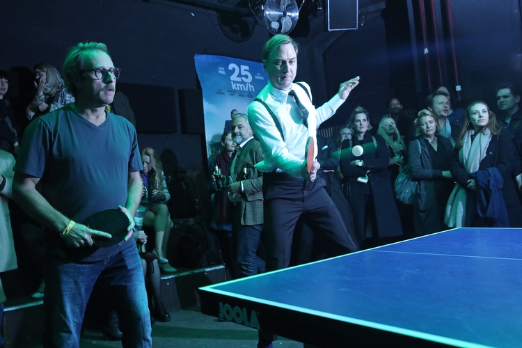 Lars Eidinger machte auch im edlen Zwirn eine gute Figur am Tisch. (©Sony Picture Entertainment Deutschland)