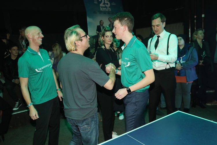 So ging der Satz mit 21:13 deutlich an die beiden Tischtennisspieler. (©Sony Picture Entertainment Deutschland)