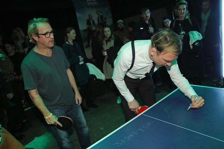 Mädel und Eidinger verewigten sich schließlich auf dem Tisch, der noch die ganze Nacht stark frequentiert war. (©Sony Picture Entertainment Deutschland)