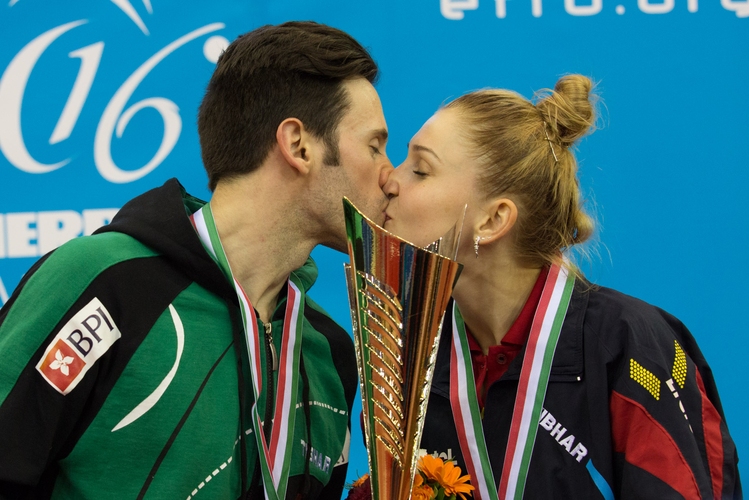 In Budapest gab das rumänisch-portugiesische Ehepaar einen goldenen Kuss. (©Fabig)