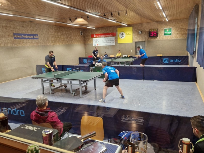 Die Spieler müssen aufgrund der gesamten genutzten Hallenbreite auf eine Spielunterbrechung warten, um durch die Box laufen zu können. Der positive Nebeneffekt der geringen Hallengröße kommt bei den Verbandsspielen auch stets wieder zum Tragen. Beckel: "Bereits bei ein paar Zuschauern, die lautstark anfeuern und klatschen, kommt in unserer Halle eine Stimmung wie im Stadion auf. Oder für die Gastmannschaft entsprechend wie im Hexenkessel." Ein richtiger Heimvorteil eben. (©Verein)