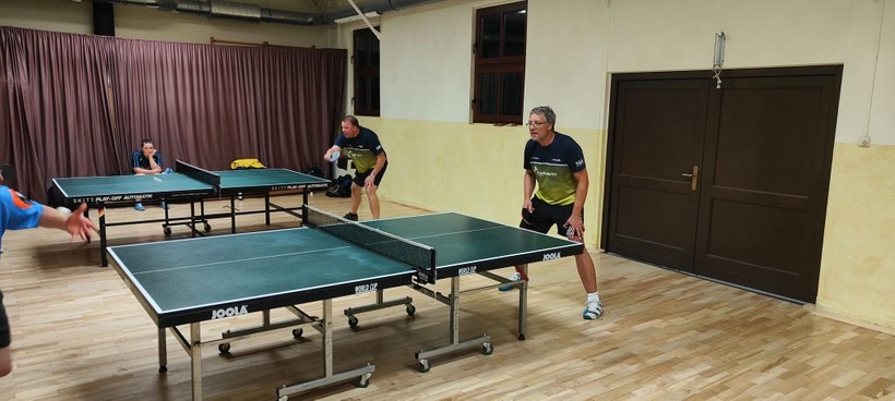 Urig sieht's auch beim SV Saxonia Freiberg (STTV) aus, hier beim Punktspiel im alten Gymnastikraum mit nur zwei Metern Abstand bis zur Rückwand (Deckenhöhe: 2,40 Meter) und zwei Säulen direkt im Raum neben den Tischen. In einer zweiten Halle nebenan steht in der Mitte ein großer Kamin, eingelassen als Verbindung zum Sitzungsraum und zur Umkleide. (©Verein)