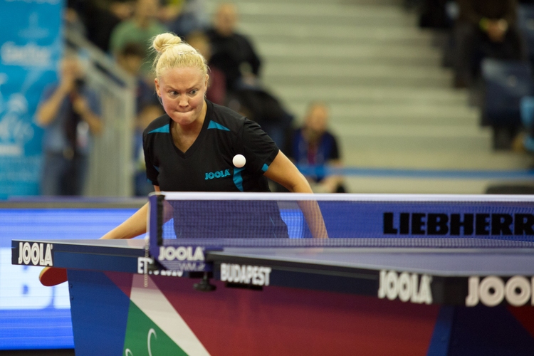 Während manchen der Mund beim Tischtennisspielen offen stehen bleibt, versuchen andere, dem Ball Angst zu machen, wie zum Beispiel hier Georgina Pota. (©Fabig)