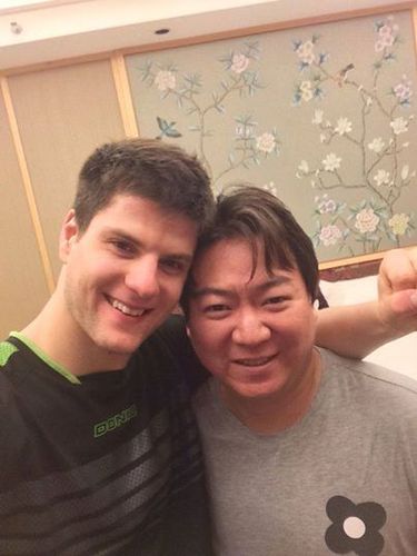 Während Shandong Luneng sicher in den Playoffs ist, muss Jiangsu noch bis zuletzt zittern. Doch am letzten Spieltag können auch 'Dima' und Trainer Chen Hongyu feiern (©Facebookseite Ovtcharov)
