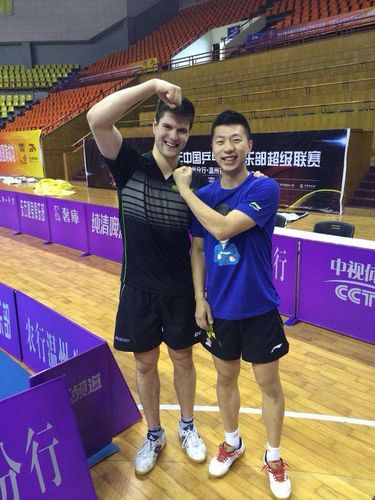 Kräftemessen mit dem Tabellenführer. Auch wenn Ma Long 'Dima' keinen Satz lässt, beschert Jiangsu Ningbo die erste Niederlage (©Facebookseite Ovtcharov)