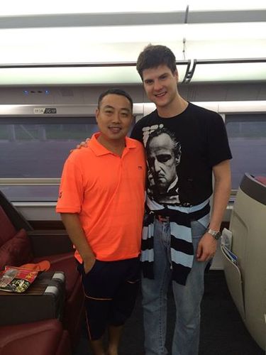 Dimitrij Ovtcharov beendete seine Zeit in China mit ein bisschen Fachsimpelei mit Liu Guoliang im Zug (©Facebookseite Ovtcharov)