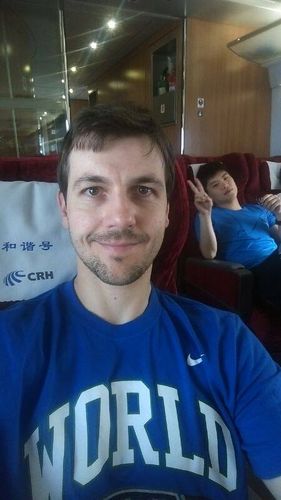 Mit 300 Sachen geht es nach Shanghai, wo Boll zweimal zum Einsatz kommt, allerdings auch zwei Niederlagen kassieren muss (©Facebookseite Boll)