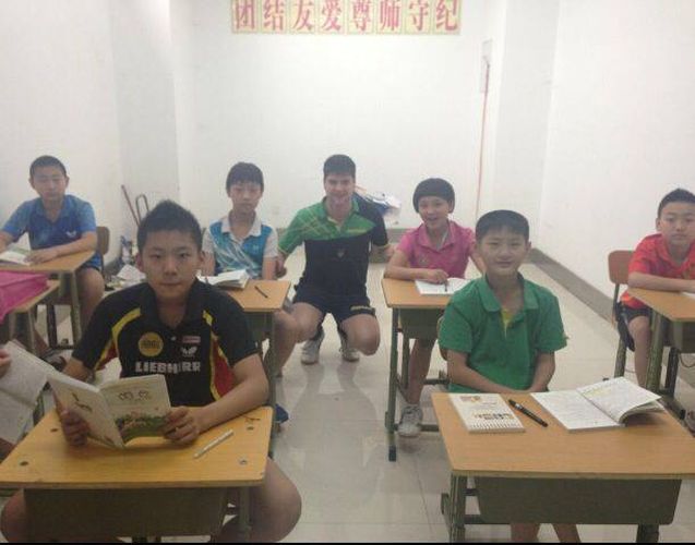 Ovtcharov macht in der Trainingshalle von Jiangsu eine interessante Entdeckung: Hier erhalten die jüngsten Spieler direkt neben der Halle Schulunterricht (©Facebookseite Ovtcharov)