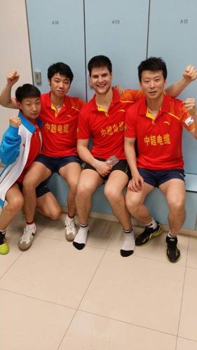 Am nächsten Spieltag hätte es bereits zum direkten Aufeinandertreffen der beiden Deutschen kommen können. Darauf wartete man zwar vergebens, dafür feierte Ovtcharov einen Sieg über Zhang Jike (©Facebookseite Ovtcharov)
