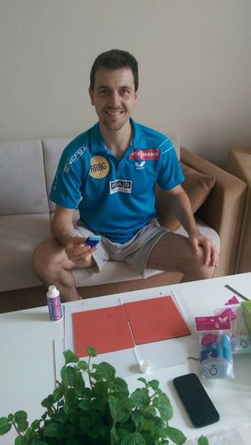 Dafür wird auch der Schläger noch einmal präpariert - auch wenn er leider nicht zum Einsatz kommt (©Facebookseite Boll)