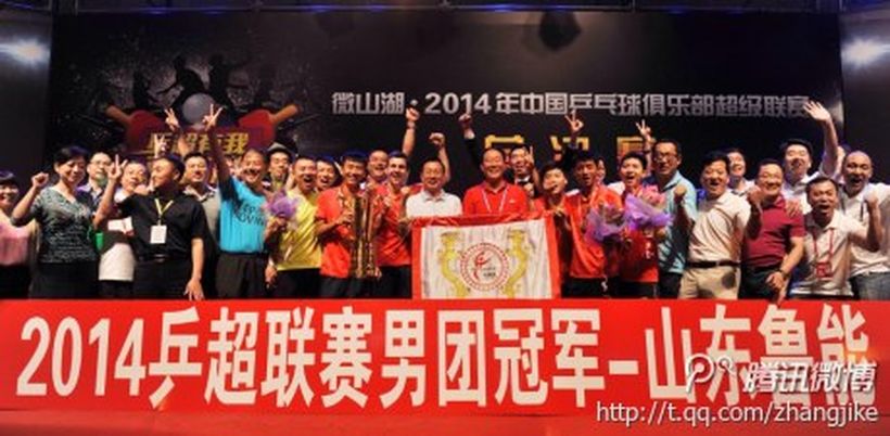 Die strahlenden Sieger mit Timo Boll in ihrer Mitte (©Weiboseite Zhang Jike)