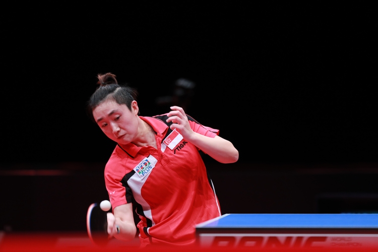 Los ging es mit dem ersten Halbfinale der Damen. Die topgesetzte Singapurerin Feng Tianwei... (©ITTF)