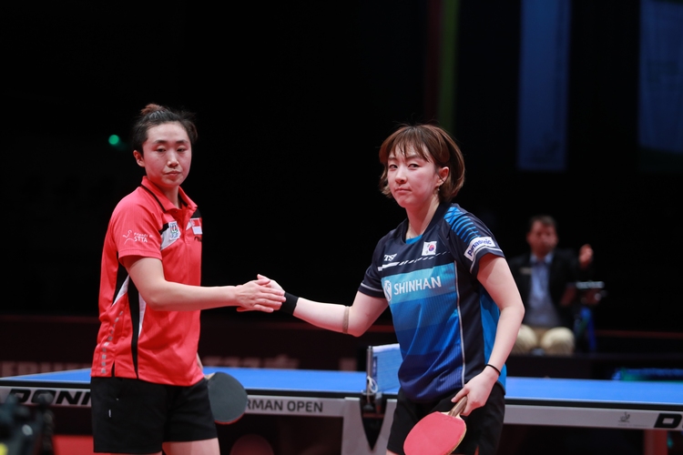 ...und musste dieser zum 4:2-Sieg gratulieren. (©ITTF)