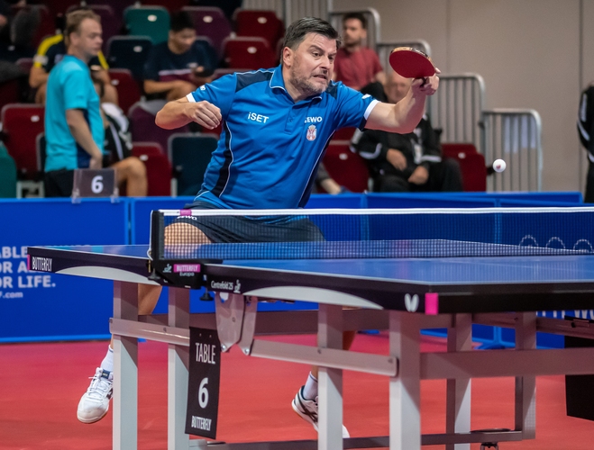 TT-Oldie Aleksandar Karakasevic ist hingegen nicht mehr im Rennen. Er bestand seine Auftaktaufgabe zwar souverän, musste dann aber dem Engländer Paul Drinkhall den Vortritt lassen. (©Gohlke)