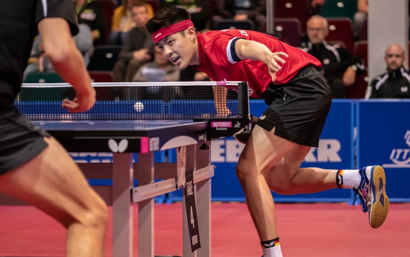Dang Qiu hatte mit Mikhail Paikov seine Mühe, rettete sich aber noch im siebten Satz. (©Gohlke)