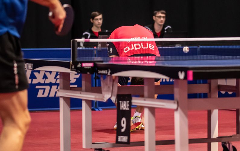 Die eine guckt nach oben, der andere verschwindet gleich unter dem Tisch. Für Adam Szudi sind die German Open seit gestern beendet. (©Gohlke)