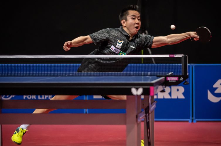 Gustavo Tsuboi macht den Arm ganz lang. Der Brasilianer bekam es gleich mit zwei Chinesen zu tun. (©Gohlke)