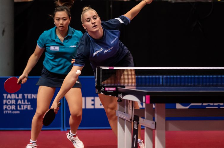 Chantal Mantz holt hier vor ihrem Topspin ganz tief aus. (©Gohlke)