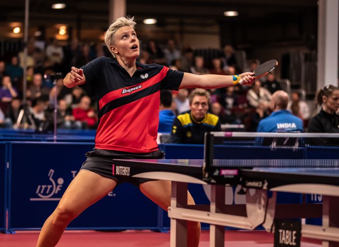 Na, wo ist der Ball? Die Schwedin Matilda Ekholm konnte am Dienstag zwei Siege in der Vorrunde feiern und zog somit in die erste Hauptrunde ein. (©Gohlke)