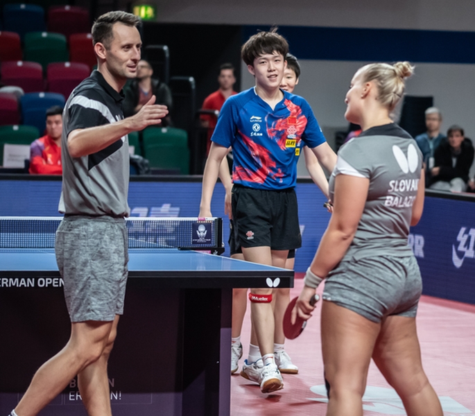 ...als letztes europäisches Duo schieden Lubomir Pistej und Barbora Balazova gegen Wang Chuqin und Wang Manyu aus. Die zogen später auch ins Finale ein und treffen dort am Samstag auf... (©Gohlke)