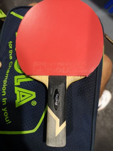 Auf der anderen Seite klingt der Name ähnlich: Joola Rhyzer Pro 50. Sein Holz ist das Cornilleau Hinotec Off. (©Gohlke)