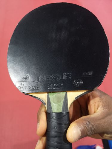 Nigerias Quadri Aruna hat sein Holzmodell Gewo Aruna Hinoki Carbon Off ebenfalls mit einem Griffband abgedeckt. Die Vorhand ziert ein Gewo Nexxus Pro. (©Gohlke)