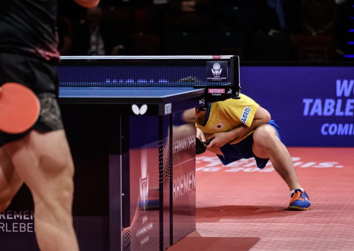 Tomokazu Harimoto zieht es zu Boden. Dabei konnte der junge Japaner über weite Strecken des Turniers überzeugen. (©Gohlke)