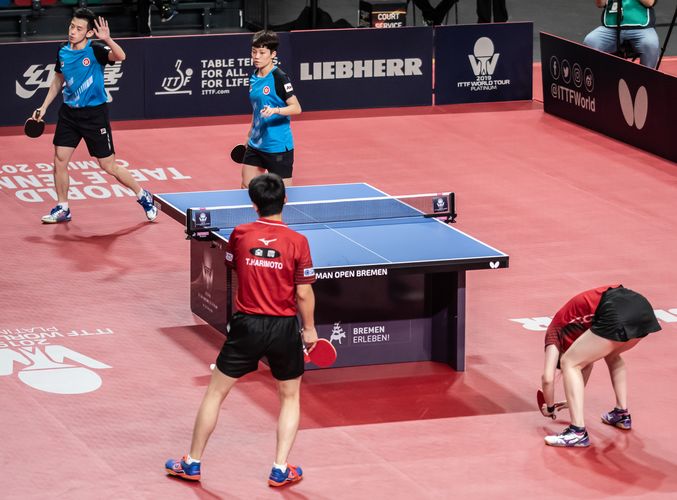 Hina Hayata mit gebückter Haltung im Mixed-Doppel. Die Japanerin verpasste mit Tomokazu Harimoto gegen Wong Chun-Ting und Doo Hoi Kem aus Hongkong den Sprung ins Halbfinale. (©Gohlke)