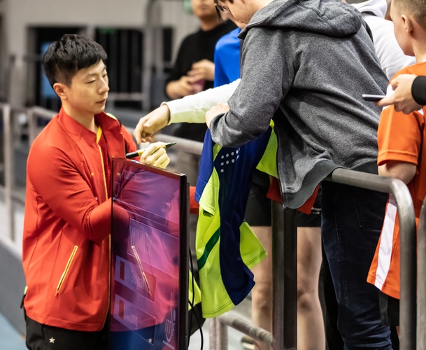 Ma Long beglückte die deutschen Fans mit zahlreichen Autogrammen... (©Gohlke)