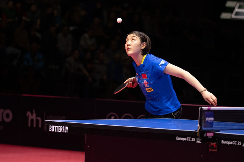 Bevor es am Finaltag zum Höhepunkt aus deutscher Sicht, dem Spiel zwischen Dimitrij Ovtcharov und Ma Long kam, standen erst die Halbfinals der Damen an. Hier traf Chen Meng... (©Gohlke)