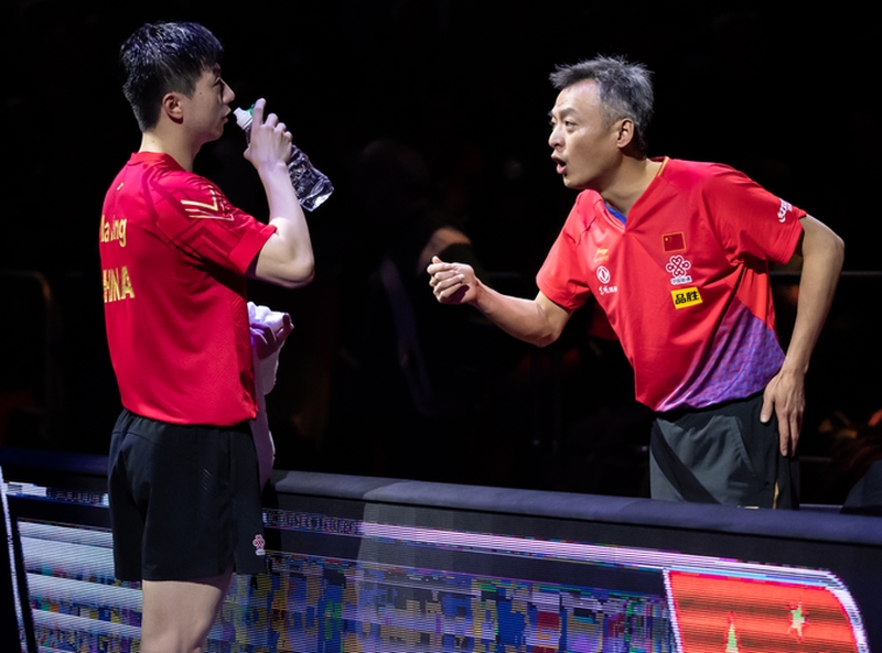 Ma Long holte sich den Rat von Qin Zhijian ein. (©Gohlke)