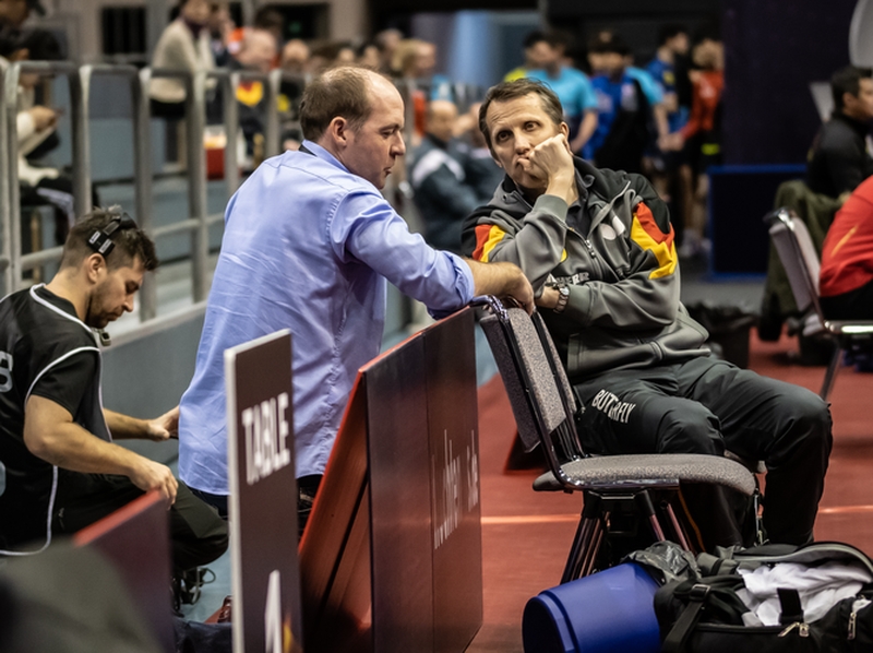 Dann ging es für Herren-Bundestrainer Jörg Roßkopf darum, Dimitrij Ovtcharov ins Viertelfinale zu coachen. (©Gohlke)