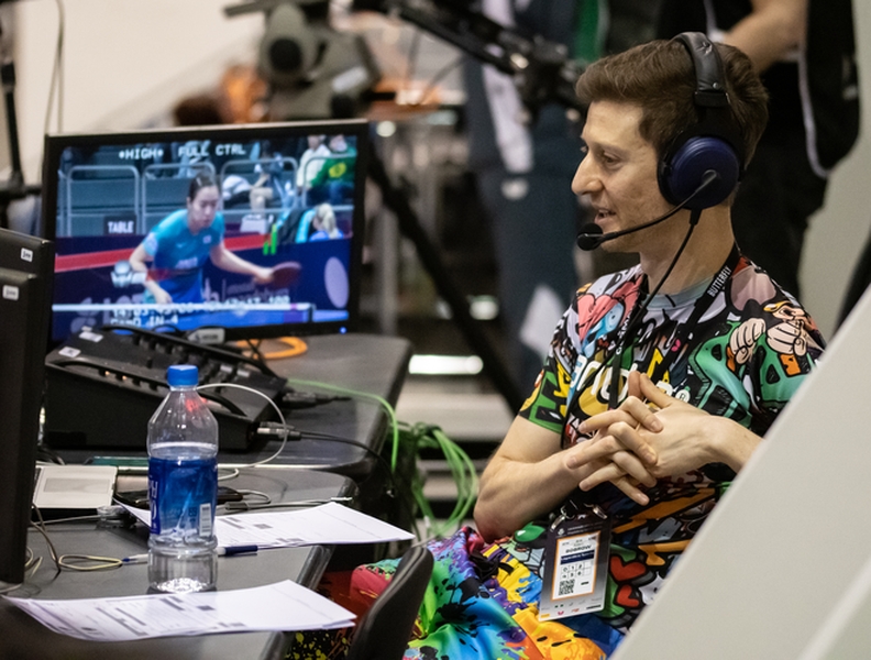 Fest im Blick hatte das Ganze natürlich auch an diesem Tag wieder ITTF-Kommentator Adam Bobrow. (©Gohlke)